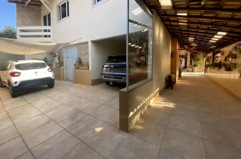 Frente da casa com garagem e corredor coberto