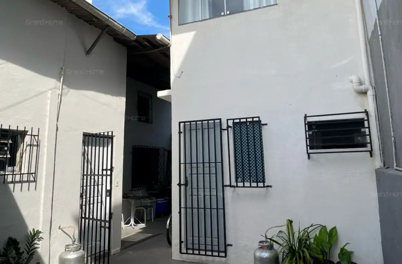 Pátio interno entre as unidades, com portas e janelas gradeadas