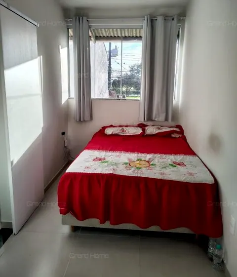 Quarto com cama de casal e janela