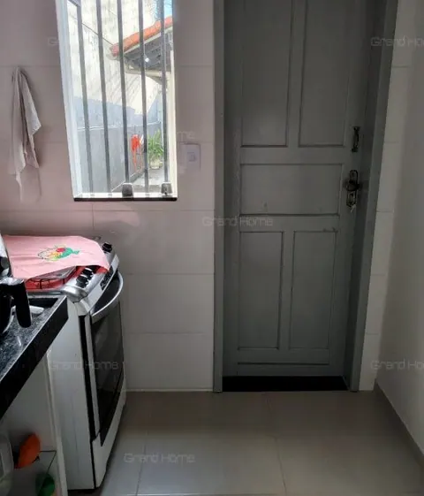 Cozinha com fogão, janela e porta