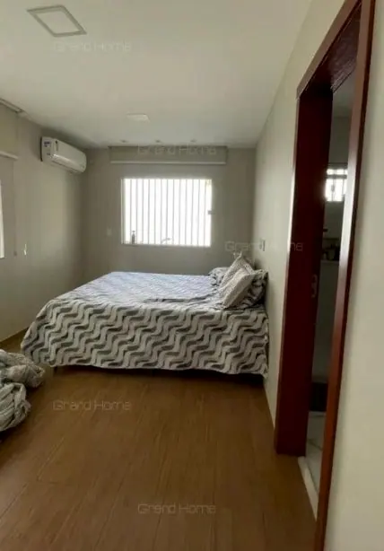 Quarto com cama de casal e ar-condicionado