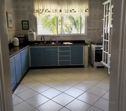 Cozinha com armários azuis e janela