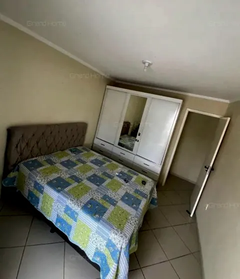 Quarto de casal com guarda-roupa