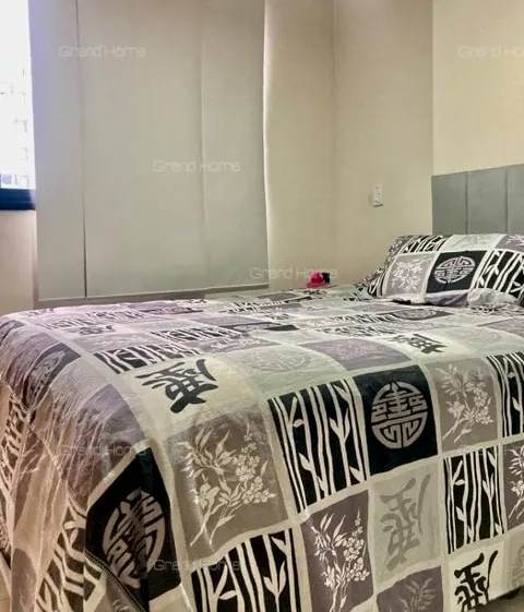 Quarto com cama de casal e persiana clara