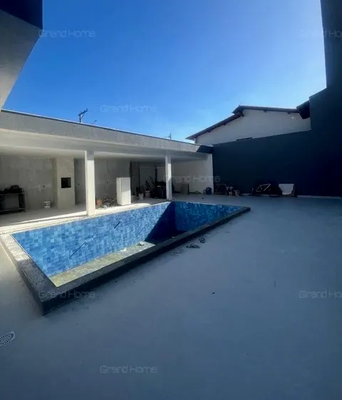 Piscina e área coberta ao lado