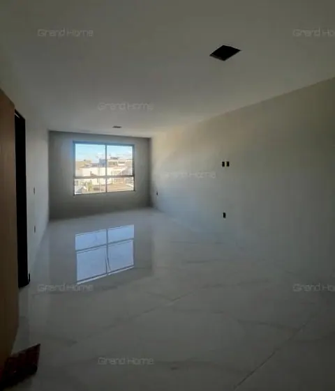 Ambiente amplo com piso de porcelanato e janela