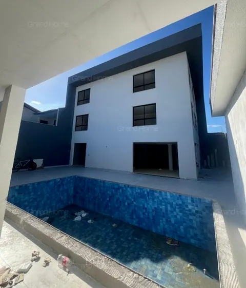 Fundos da casa de três pavimentos com a piscina