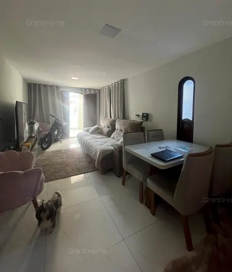 Sala de estar com sofá e mesa de jantar