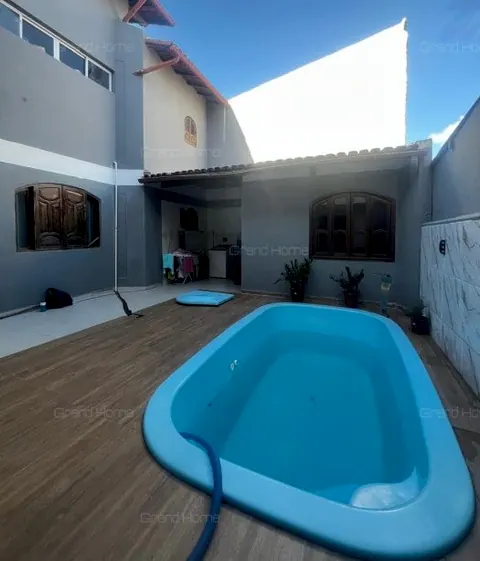 Área externa com piscina e deck de madeira