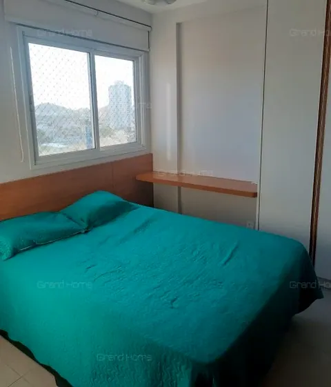 Quarto com cama de casal, janela e bancada de madeira