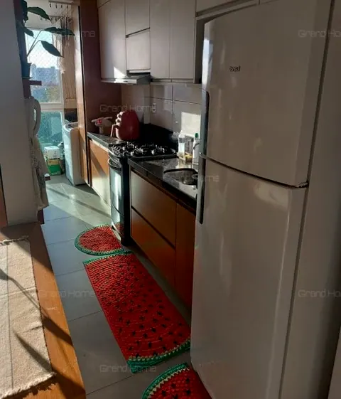Cozinha com armários planejados, fogão e geladeira