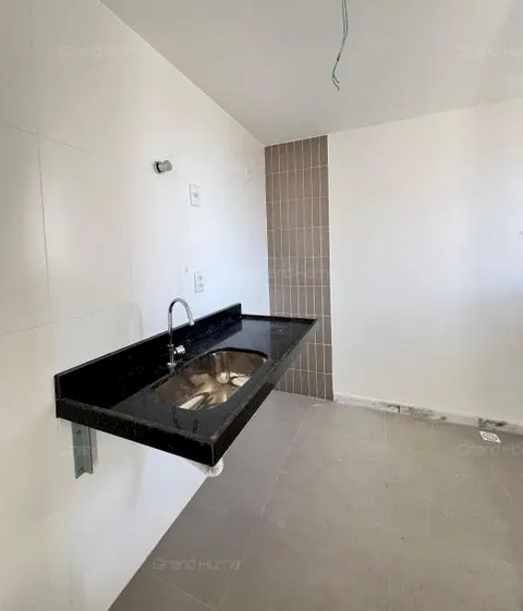 Cozinha com pia de granito preto, ainda sem armários