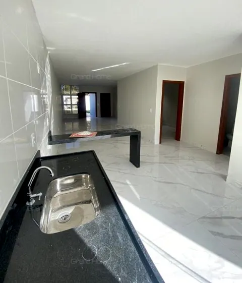Cozinha com bancada, conforme o projeto