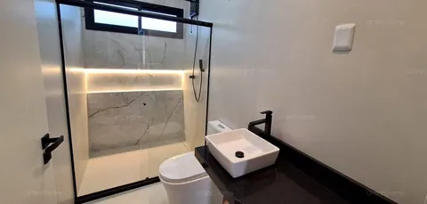 Banheiro com iluminação embutida