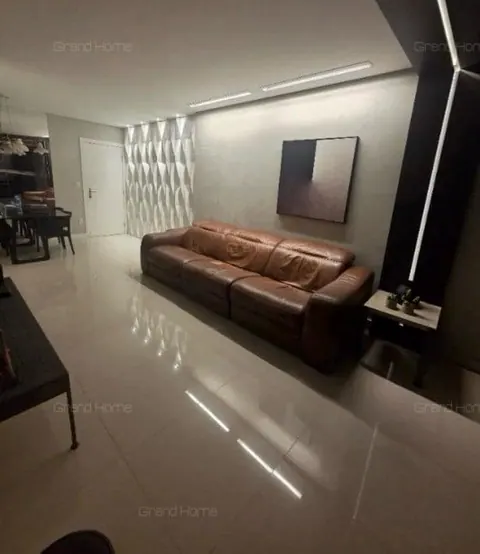 Sala de estar com sofá de couro