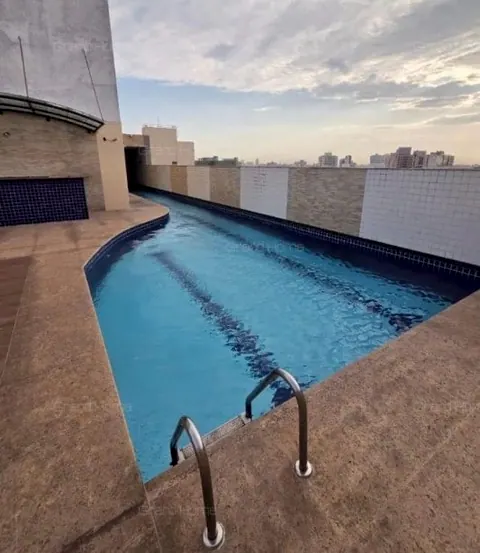 Piscina com raia do condomínio