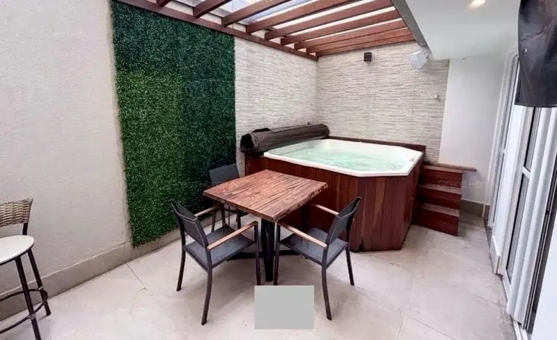 Quintal privativo com pergolado, jacuzzi e mesa de madeira
