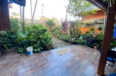 Área externa com jardim