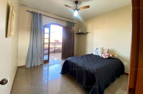 Quarto com a porta da varanda