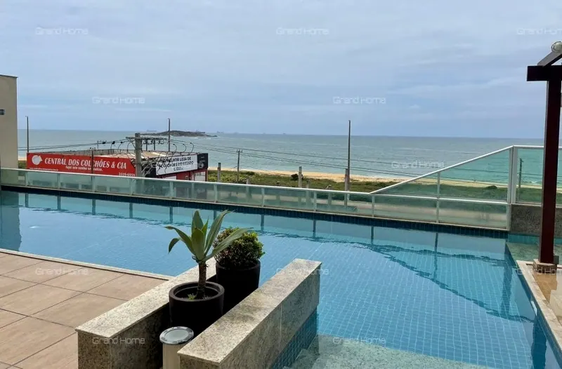Piscina da cobertura com vista para o mar