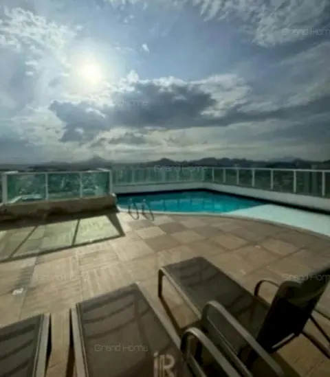 Piscina na cobertura do prédio