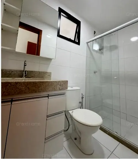 Banheiro com box de vidro